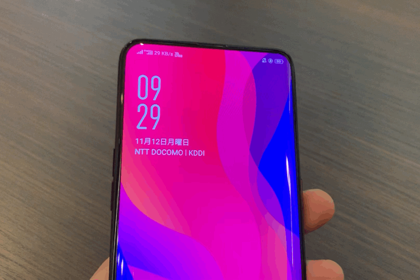 顔認証ではロック解除のたびにカメラ機構がスライドする。とはいえ待たされることはなく、スムーズに使用できる（クリックで拡大＆GIFアニメーション再生）