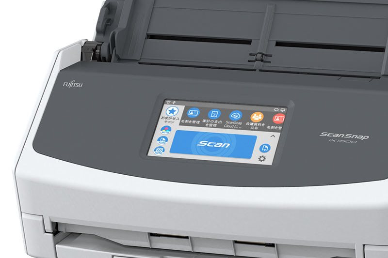 iX1500の前面にはタッチ対応の液晶パネルが搭載されていて、ユーザーインターフェースがこの一箇所に集約されています。スマートフォンに近い操作感で、この画面からスキャン操作やスキャン設定変更など様々な操作が可能。右の画像は液晶パネルの表示例ですが、上の段に並ぶ丸いアイコンは「プロファイル」と呼ばれるスキャン設定・保存先などのひとまとまりの設定です。スキャンの目的に合わせてプロファイルを選び、下の大きなScanボタンを押せばスキャンが始まります。PCに触れずにスキャンを行えるというわけです。