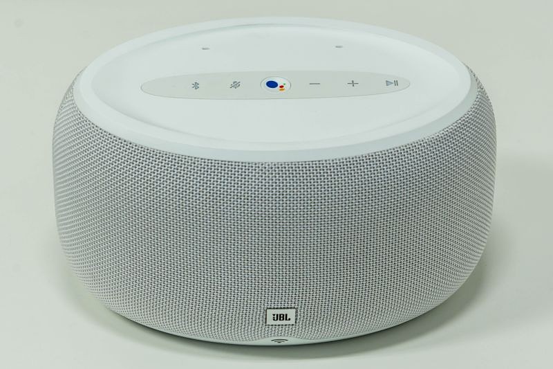 天面には操作用のボタンを備える「JBL LINK 300」。大きさは236×134×154mm、重さは約1.7kg