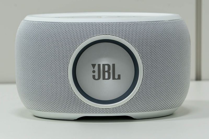 背面にはパッシブラジエーターを搭載