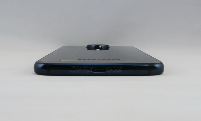 下部にはUSB Type-C外部接続端子を備える。3.5mmイヤホンマイク端子はない