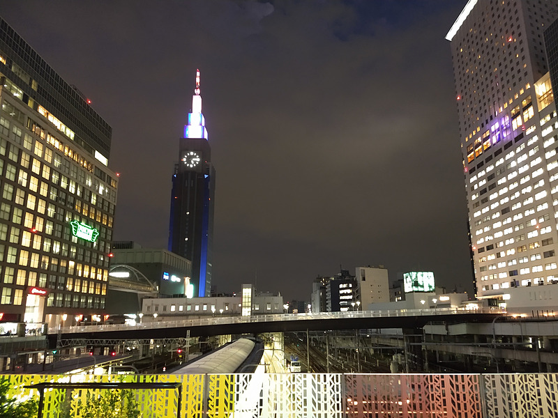 夜景を撮影してみたが、左側のタワーのライトアップがややにじんでしまったが、手前側はしっかりと撮影できている