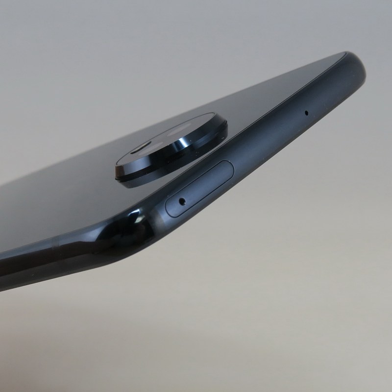 上部にはSIMカードトレイのスロットがある。カメラは突起しているので、Style Shellなどのカバーを装着して利用したい