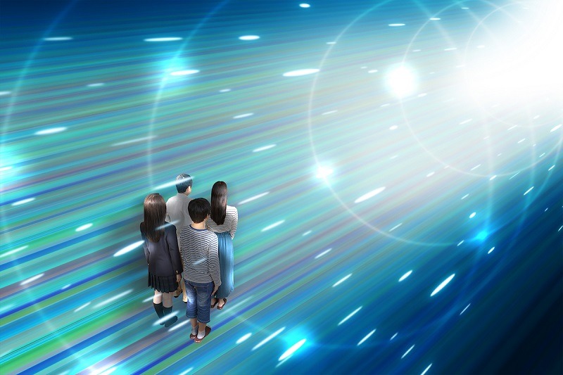 「通信ケーブルの中のような空間を移動している家族」