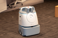 簡単に学習が完了しAIが衝突回避、ソフトバンクが業務用フロア掃除