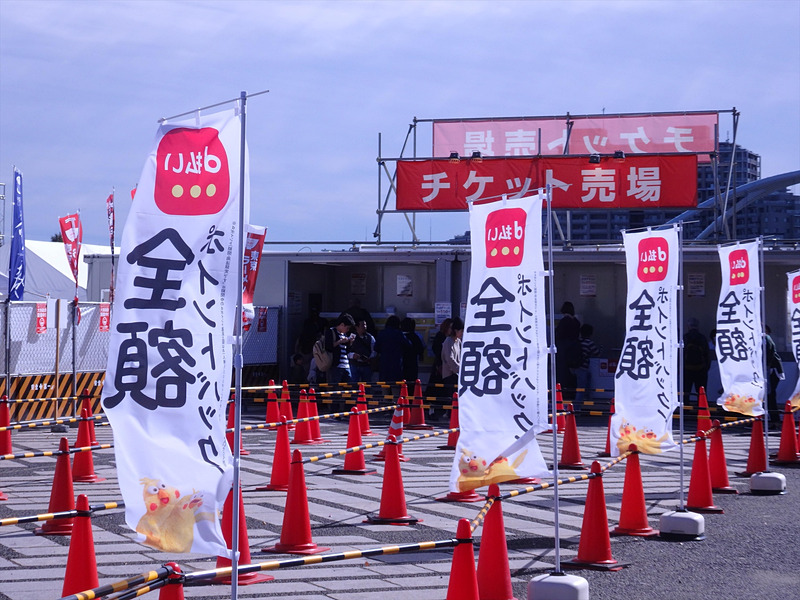 こんなに幟もたっているのにd払いしている人が全然いない。みなさん現金