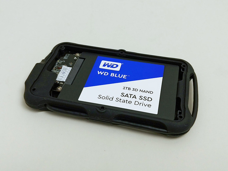 ストレージはWestern Digitalの1TB SSDを選んだ。ネジは六角で、専用工具が付属。対応するストレージの厚さは7mmと9.5mm