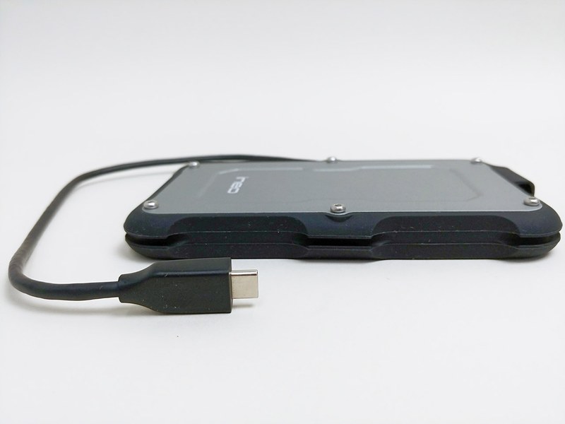 Type-Cなので変換コネクタなしでMacBook Proと接続可能