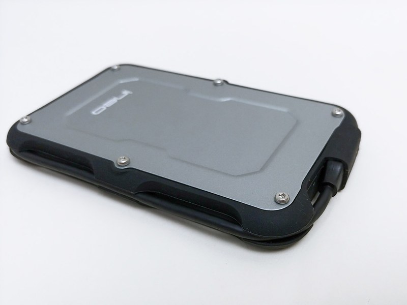 外周と背面は柔軟性のあるシリコン素材。耐衝撃・防水性能をもつ