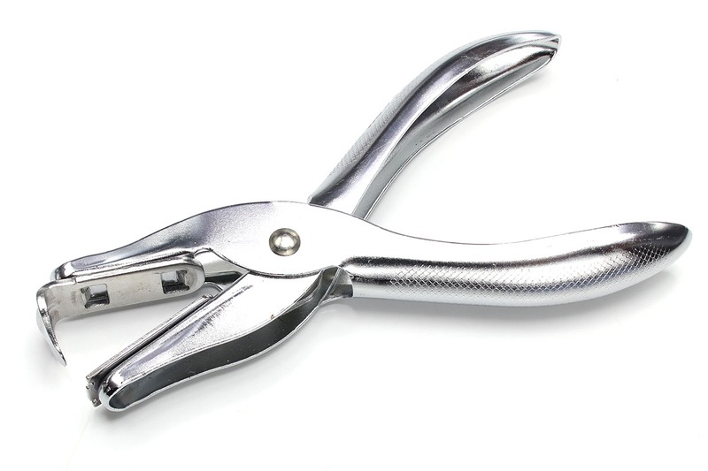 ホッチキス外し各種。左はNOVUS「B85」（<a href="https://www.novus-office.com/en/products/staple-remover/details/product/show/b-85-en/faltschachtel-nickelt-en.html" class="strong bn" target="_blank">公式ページ</a>）で、右はAmazonで買った安い品（<a href="http://amzn.asia/d/f2pYK6o" class="strong bn" target="_blank">Amazon.co.jpへのリンク</a>）。Amazonのは、もっと安い（けど中国から発送されるとかの）品もあります。