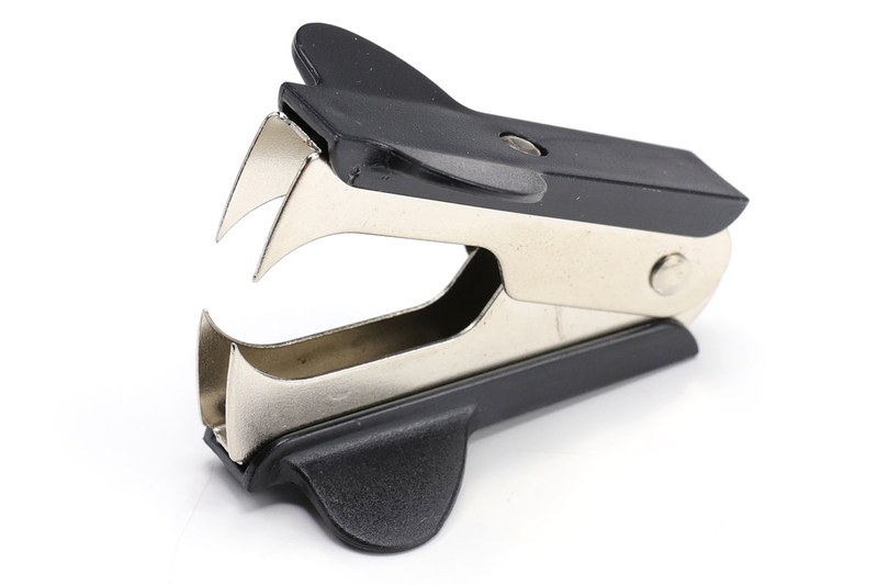 ホッチキス外し各種。左はNOVUS「B85」（<a href="https://www.novus-office.com/en/products/staple-remover/details/product/show/b-85-en/faltschachtel-nickelt-en.html" class="strong bn" target="_blank">公式ページ</a>）で、右はAmazonで買った安い品（<a href="http://amzn.asia/d/f2pYK6o" class="strong bn" target="_blank">Amazon.co.jpへのリンク</a>）。Amazonのは、もっと安い（けど中国から発送されるとかの）品もあります。