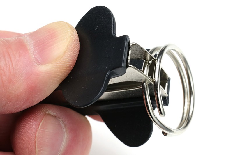 Amazonで買った安いイマイチ品でキーリングを広げた様子。こちらも片手でアッサリとキーリングを広げられます。また指先で扱えるので、作業性がより良好。さらに、ホッチキス外し先端の片側だけ使えば、小さなキーリングでもスムーズに広げられます。