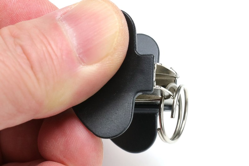 Amazonで買った安いイマイチ品でキーリングを広げた様子。こちらも片手でアッサリとキーリングを広げられます。また指先で扱えるので、作業性がより良好。さらに、ホッチキス外し先端の片側だけ使えば、小さなキーリングでもスムーズに広げられます。