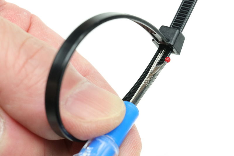 しかし、ロック機構部（特定箇所）に細めの針状のものや精密マイナスドライバー先端を入れ、ロックを開けば、わりとアッサリと元に戻すことができます。写真の道具は裁縫で使う小型の「糸切り（リッパー）」です。安全ピンの先端なんかを使っても外せます。