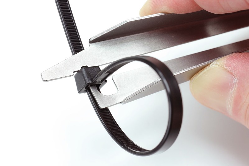 実際に使っている様子。結束バンドはインシュロックですが、この場合、テイクメカバンドを特定箇所に当て、軽くつまむ程度で、結束バンドが自ら解けていく感じで開きました。非常に手軽に結束バンドを緩めたり外したりできる工具です。