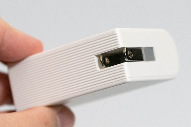 プラグを収納できるので持ち運びにも便利