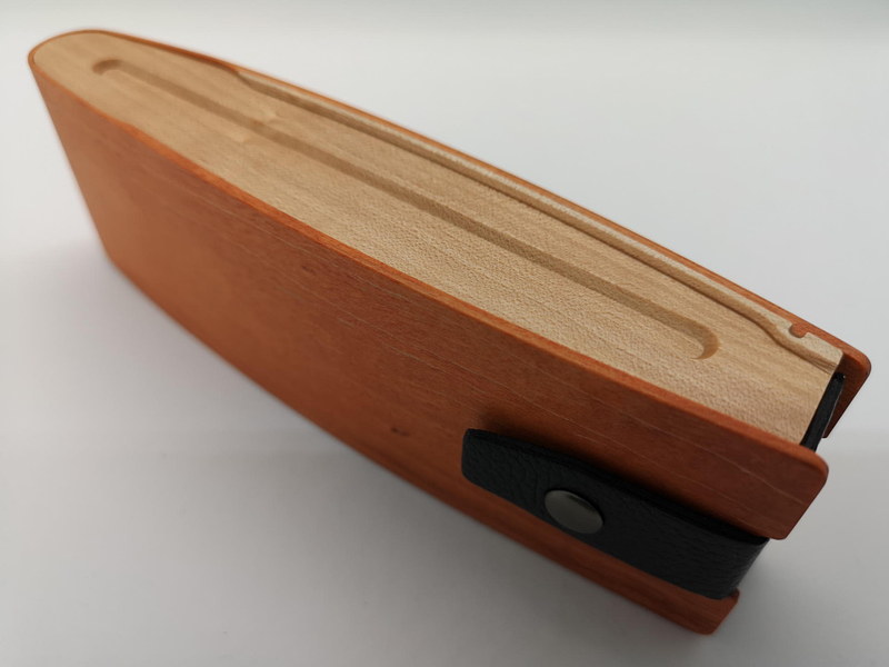 側面の板と曲げられた板との接合面が極めて美しい