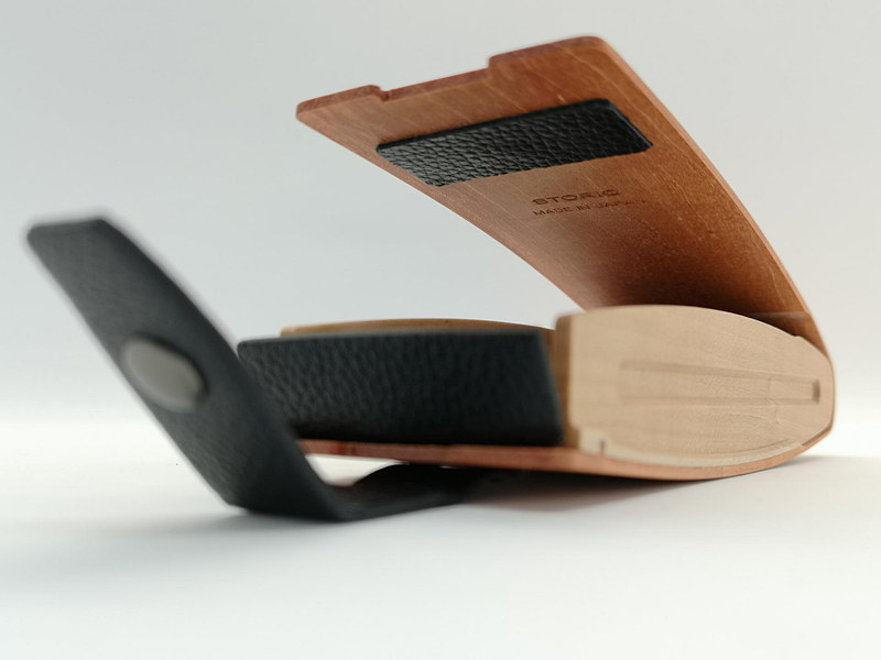 名刺入れと同じくマグネットタイプのストラップを外せば開口する