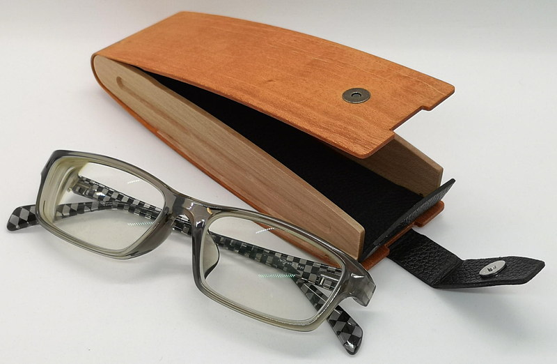 コンパクトなメガネならほとんどのメガネが収納可能だ