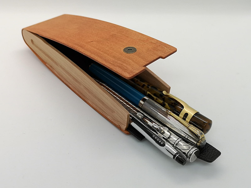 筆者は数本の筆記具を収納して鞄内部のポケットに入れて持ち歩いている