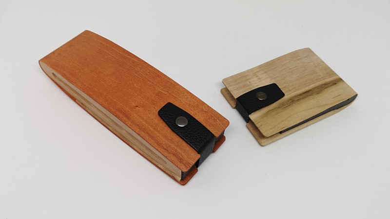 ストーリオは木目の綺麗な新潟産の1枚の無垢材を最先端の曲げ木の技術を使って作り出したコンパクトなステーショナリー系の超オシャレアイテムだ。