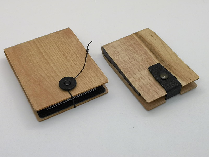 現在まで筆者愛用の名刺入れ（左）と新作の名刺入れ（右）。アバンウッドの使用率とコンパクトさの両方が加速