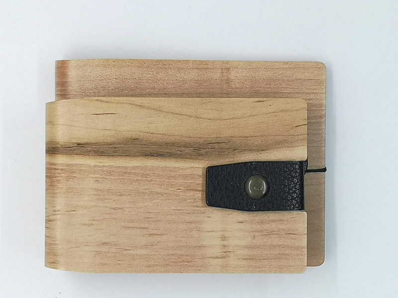 ほぼ名刺サイズ+αとなった新作の名刺入れ（上）