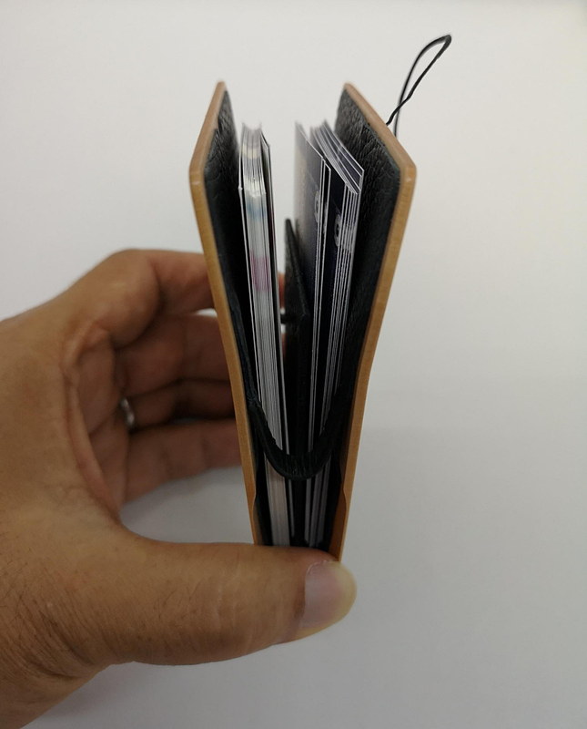 従来の名刺入れは内部が革製で名刺の収納枚数に比例して分厚くなっていくタイプ