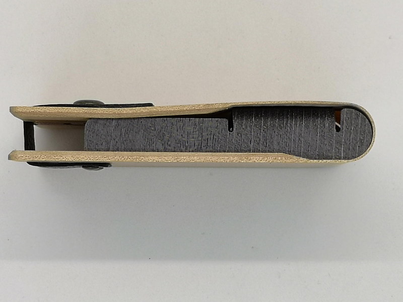 新作の名刺入れは側面にも色味のアバンウッドを採用し、より名刺を抑え込むことなくホールドできるタイプに変更