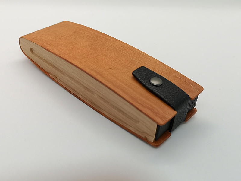 メガネケース兼ペンケースとしても使用できるマルチパーパスのケース