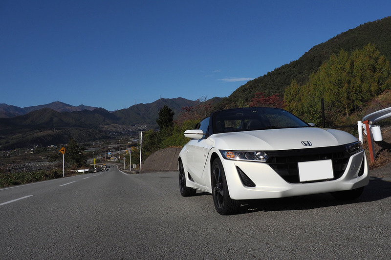 ホンダの「S660（エスロクロクマル）」。軽自動車で、MR（ミッドシップエンジンのリアドライブ）レイアウトの2シーター・オープンカーです。