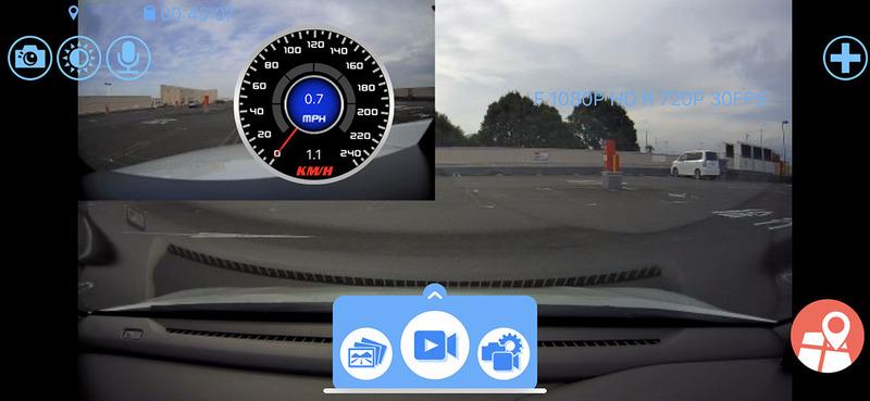 ユピテル「DRY-TW9100d」。2つのカメラでクルマの前後の映像を撮影し続けられるドライブレコーダーです。ディスプレイ部は持たず、設定や録画映像再生にはスマートフォンやタブレットを使用。そのぶん細身なので、ドライバーの視界を遮らずにセットすることが可能です。右画像はスマホでドライブレコーダー映像をリアルタイム再生している様子。Yupiteruダイレクト価格は税込3万4560円。※画像はメーカーウェブサイトより抜粋。