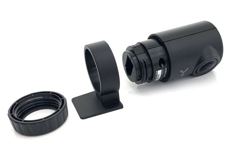 DRY-TW9100dの主な構成部品。上のケーブル類は、左がフロント・リアのカメラを接続するためのケーブルで、長さは約6mありますので前後ウィンドウ間の距離が長いクルマにも装着可能です。右は5Vコンバーター付き電源直結コードで、長さは約4m。下にあるのがカメラで、小さい方がリア用、大きい方がフロント用です。各カメラは右写真のように3つのパーツで構成されていて、中央のパーツがウィンドウに貼る台座部分。この台座を中心にカメラ部は360度回転可能で、リング状パーツを締めることで角度が固定されます。