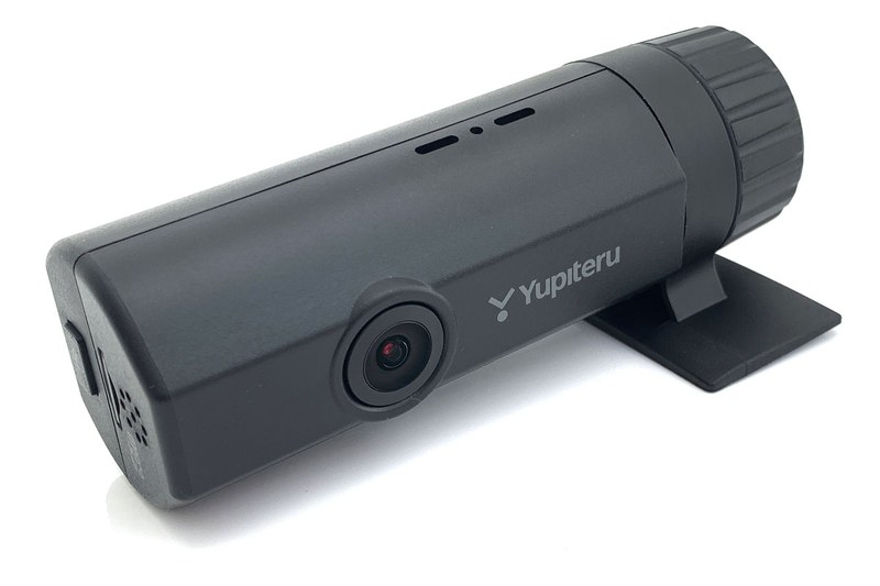 こちらはフロント用カメラ。撮像素子は200万画素カラーCMOSで、画角は対角151度。最高で1080P HD（1920×1080/30fps）の動画を撮影できます。真横から見ると、台座パーツの貼り付け面（ウィンドウと同じ面）よりレンズが手前にあることがわかります。ウィンドウ面にカメラが干渉しないので、たとえば垂直のウィンドウでもカメラを装着できます。