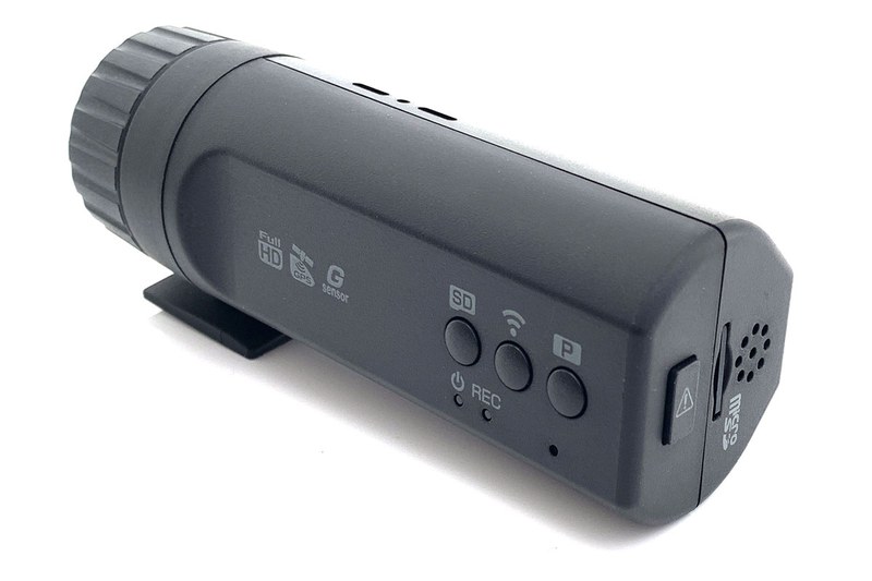 フロント用カメラには操作ボタンやmicroSDメモリーカードスロットがあり、左側には電源コネクタやリア用カメラ接続用コネクタがあります。ボタンやスロットが右側に集中していますので、右ハンドル車で扱いやすいインターフェースです。