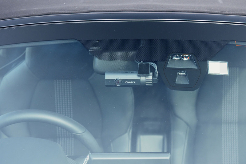 運転時のドライバー視線では、フロント用カメラはほぼ見えません。棒状の細身カメラなので、フロントウィンドウが狭めのクルマでも視界が遮られず好都合です。