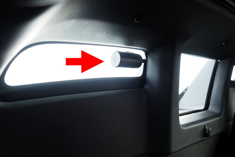 リア用カメラは運転席（車体右側）の真後ろのウィンドウに装着。S660の場合、リア中央のウィンドウは開閉するので中央には取り付けられません。車体左側のウィンドウは、ほんの少し後方視野が得られるので、そこには取り付けたくありません。車体右側のウィンドウはドライバーからほとんど見えませんので、ここに装着しました。