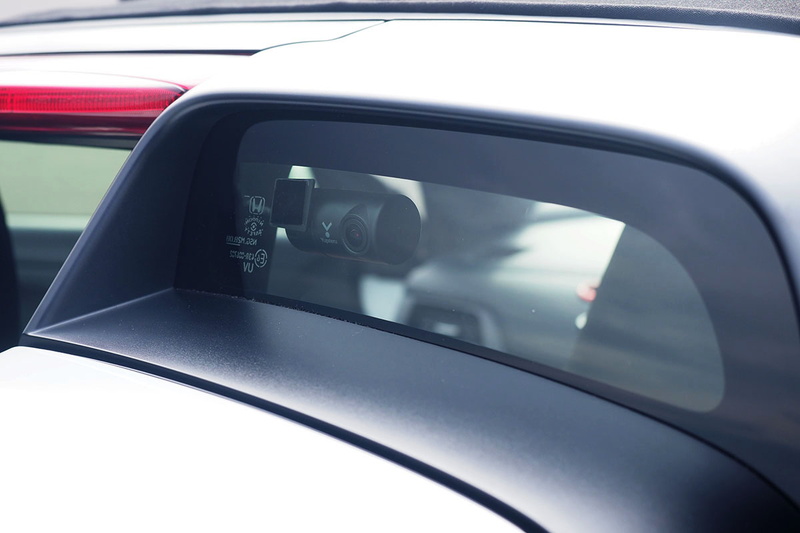 リア用カメラは運転席（車体右側）の真後ろのウィンドウに装着。S660の場合、リア中央のウィンドウは開閉するので中央には取り付けられません。車体左側のウィンドウは、ほんの少し後方視野が得られるので、そこには取り付けたくありません。車体右側のウィンドウはドライバーからほとんど見えませんので、ここに装着しました。