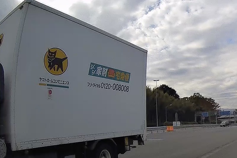 昼間のリアカメラ映像。斜め後ろを走るトラックの文字を読むことができます。また、後続車のナンバーも認識できました。筆者の場合ですが、フロントカメラよりもリアカメラのほうが良好な動画が残ることが多いかも。たぶんウィンドウへの映り込みの違いですね。