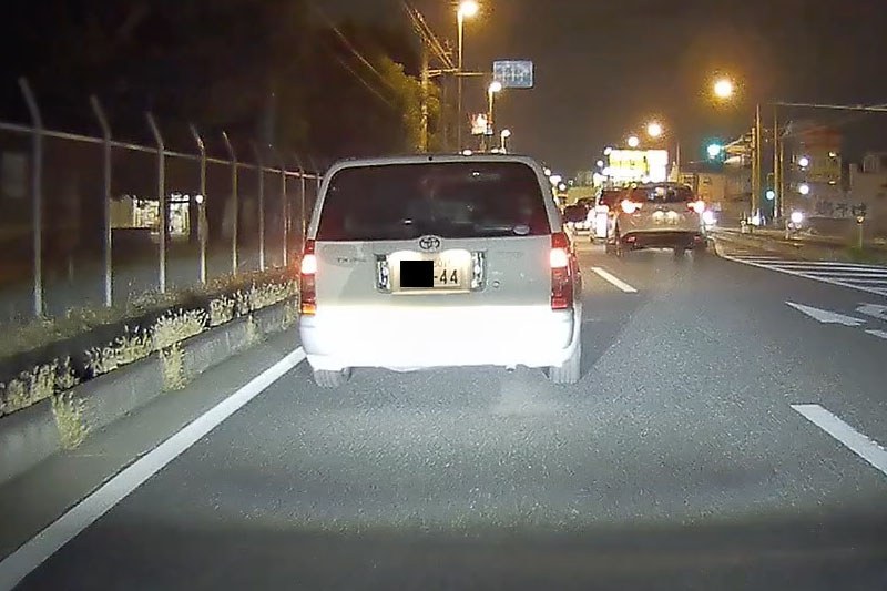 こちらは夜間のフロントカメラ映像。ヘッドライトが当たるなどして照らされていれば、近くのクルマのナンバーを認識できます。電光掲示板の文字などは読みやすい感じ。