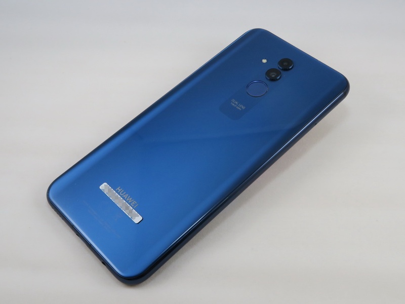 背面中央にはダブルレンズカメラ、指紋センサーが縦に並ぶシンメトリーなデザイン