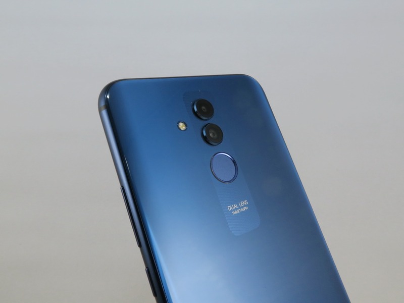 背面にはダブルレンズAIカメラを搭載。真下に指紋センサーを備える