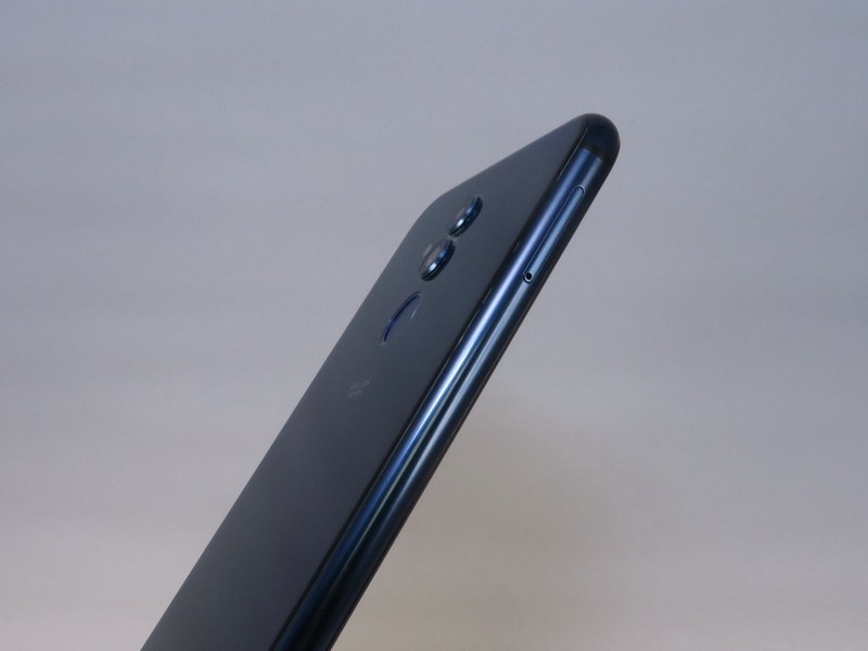 左側面はSIMトレイが格納されている部分のみで、すっきりとした仕上がり