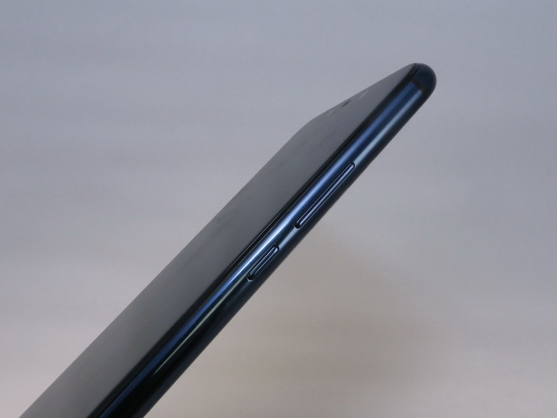 右側面は上側に音量キー、下側に電源キーの配置。他のファーウェイ製端末と共通