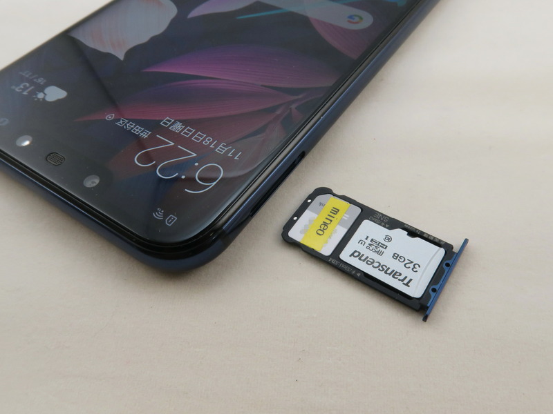 SIMカードはnanoSIMカードを採用。nanoSIMカードとmicroSDメモリーカード、もしくは2枚のnanoSIMカードを利用できる