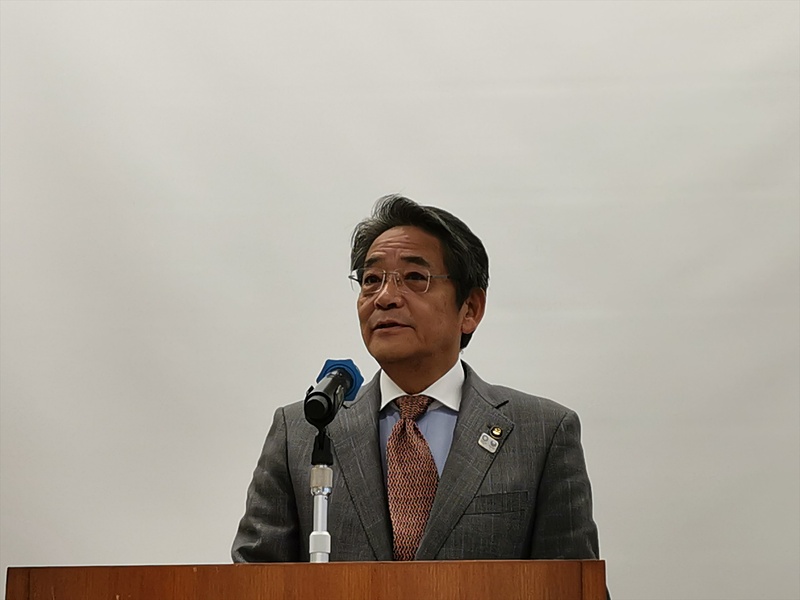 飯塚市長の片峯誠氏