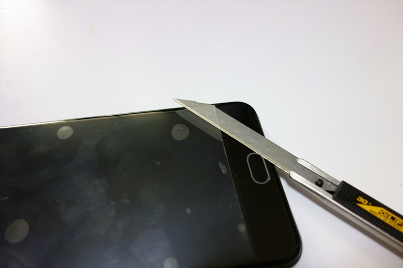 フィルムと液晶の間にカッターの刃を滑り込ませるように入れてみる。意外とどのフィルムも簡単に入ってしまい焦った。どれも密着度がいまひとつ……