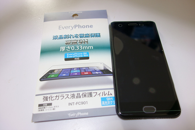 最も剥がれにくいのは硬度9H、厚さ0.33mmの強化ガラスフィルム。ただこれは大き過ぎた。切断できればよいのだが、切断するとヒビが全体に入っていくので不可能。EveryPhone PR用ガラスフィルムがあればねぇ