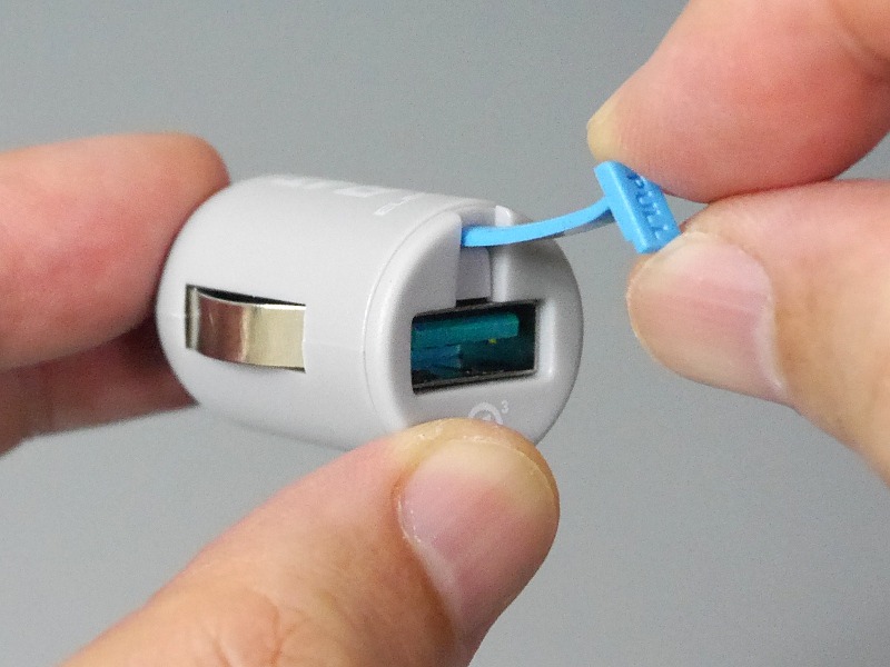 抜く時はナイロンのつまみを引き出して引っ張る仕組みだ