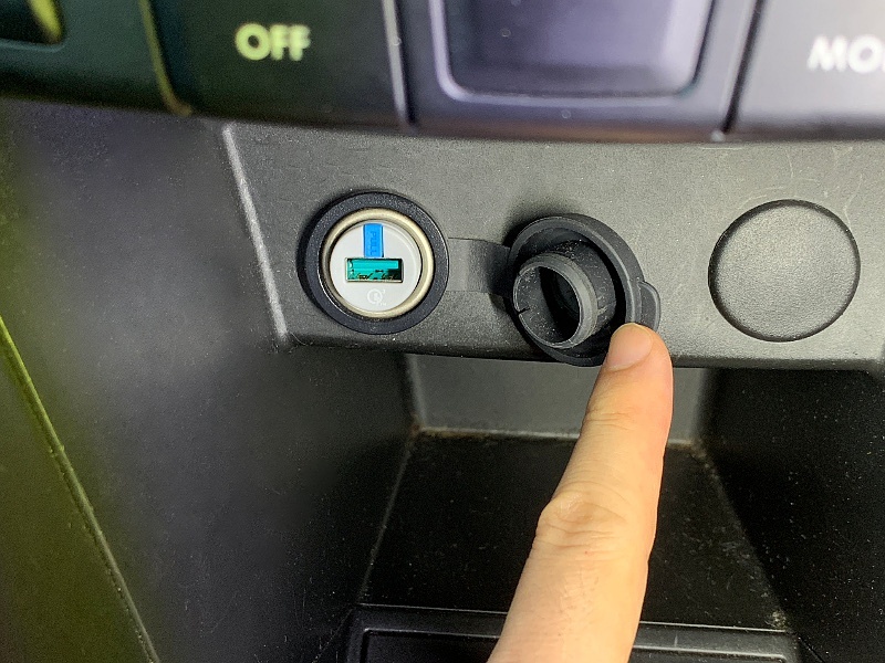 実際に装着したところ。シガーソケットに完全に収まっているのが分かる